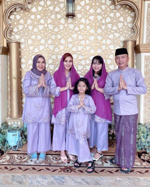 Inspirasi baju sarimbit keluarga ala seleb terbaru