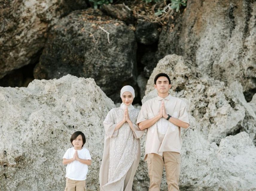 Inspirasi baju sarimbit keluarga ala seleb terbaru