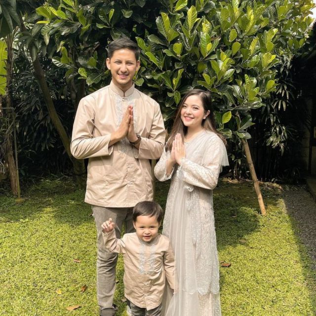 Inspirasi baju sarimbit keluarga ala seleb terbaru