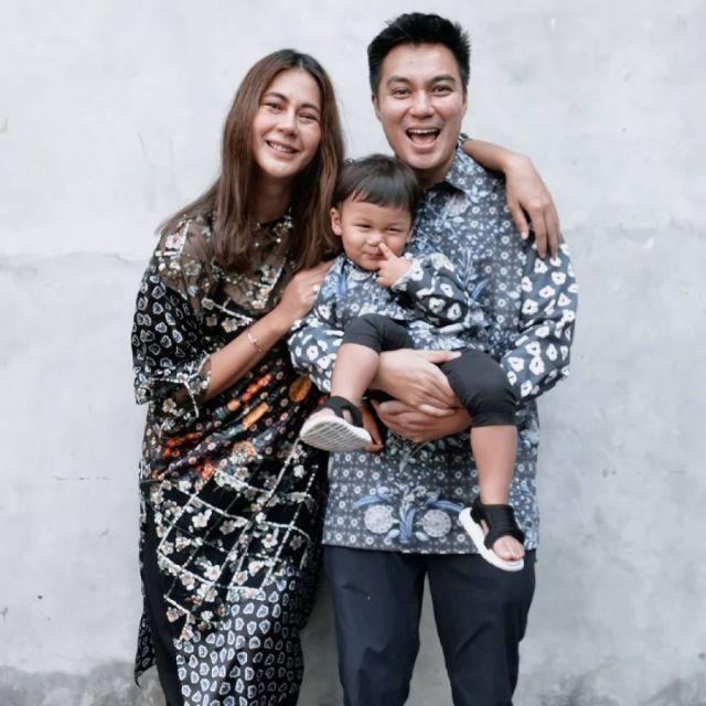 Inspirasi baju sarimbit keluarga ala seleb terbaru