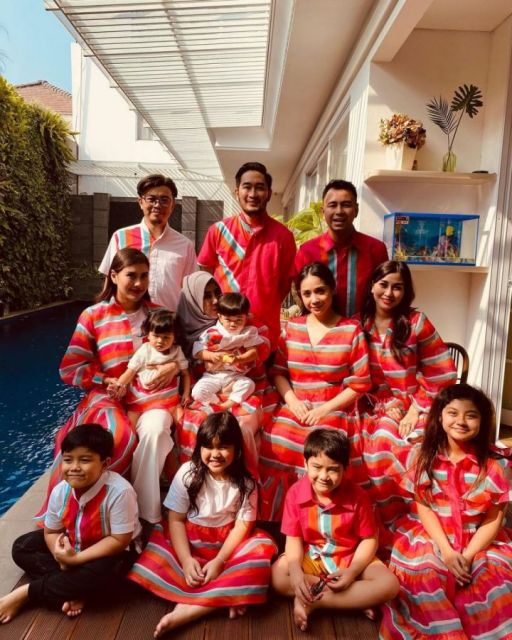 Inspirasi baju sarimbit keluarga ala seleb terbaru