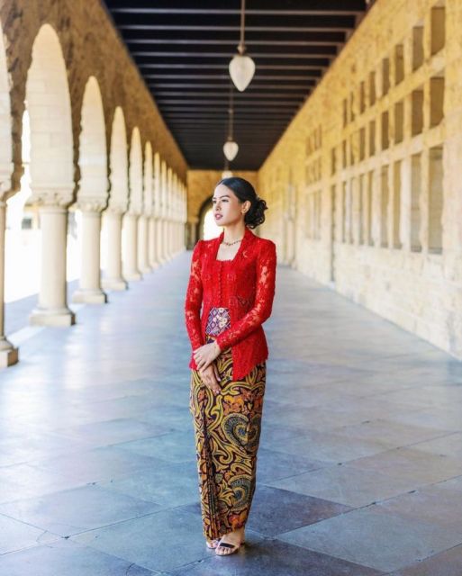 Potret Maudy Ayunda mengenakan kebaya