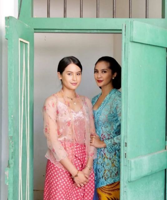 Potret Maudy Ayunda mengenakan kebaya