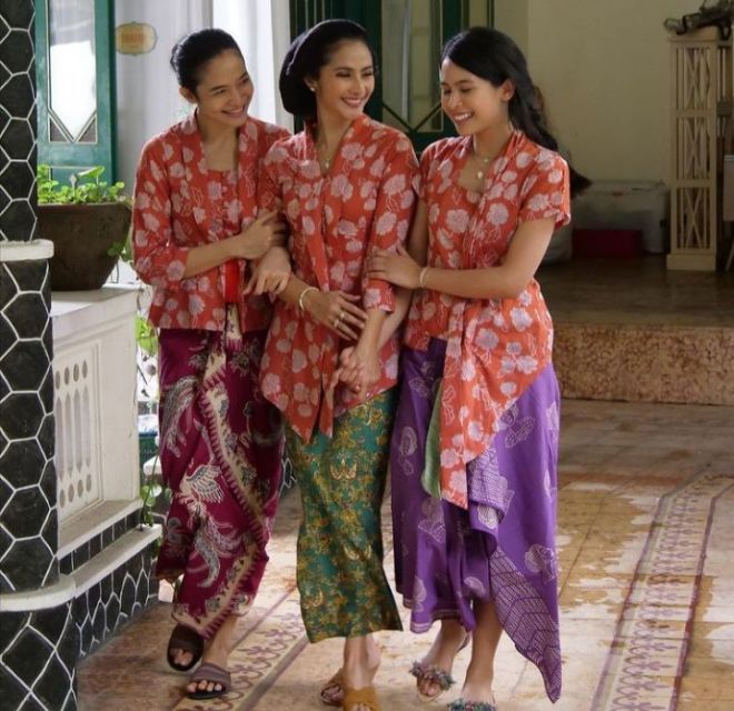 Potret Maudy Ayunda mengenakan kebaya