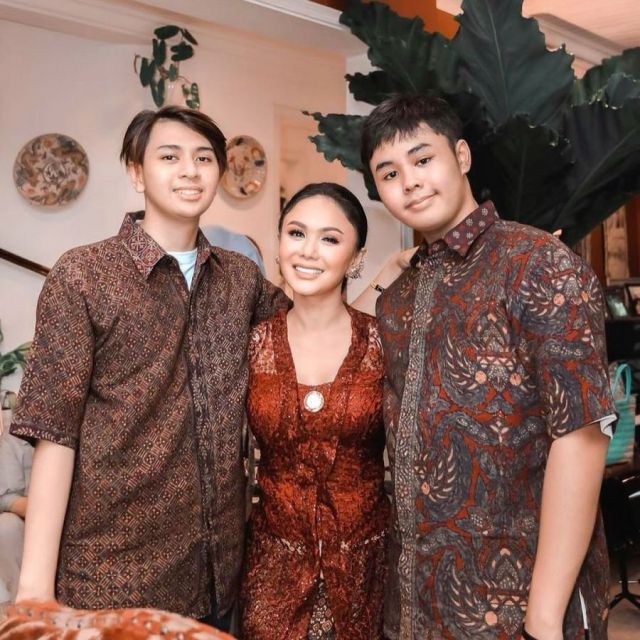 Yuni Shara dan kedua putranya