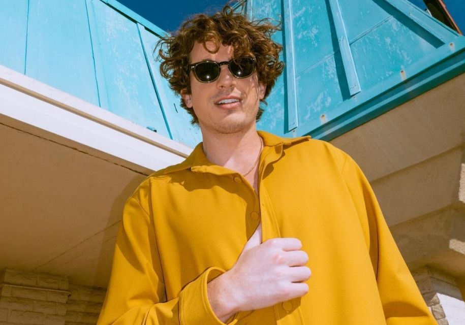 Charlie Puth rilis lagu terbaru bertajuk That's Hillarious.