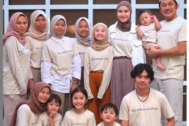 Inspirasi baju sarimbit keluarga ala seleb terbaru