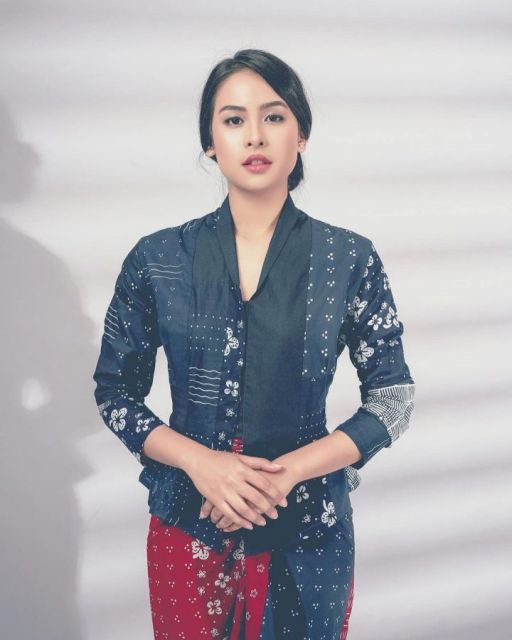 Potret Maudy Ayunda mengenakan kebaya