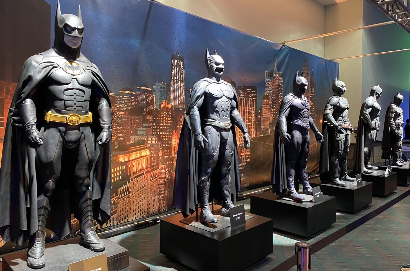DC Comics Meluncurkan 200.000 Koleksi Digital NFT Bat Cowl Colection ...