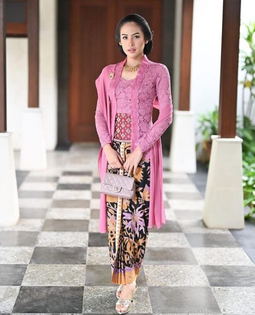 Potret Maudy Ayunda mengenakan kebaya