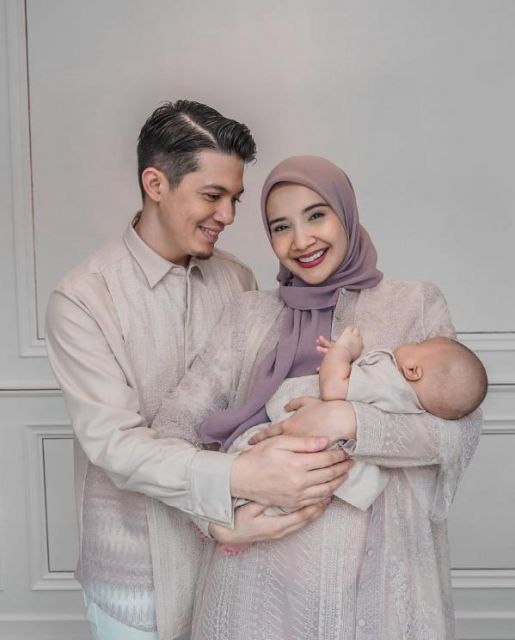 Inspirasi baju sarimbit keluarga ala seleb terbaru