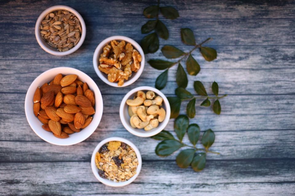 Aneka kacang dan buah kering sebagai camilan