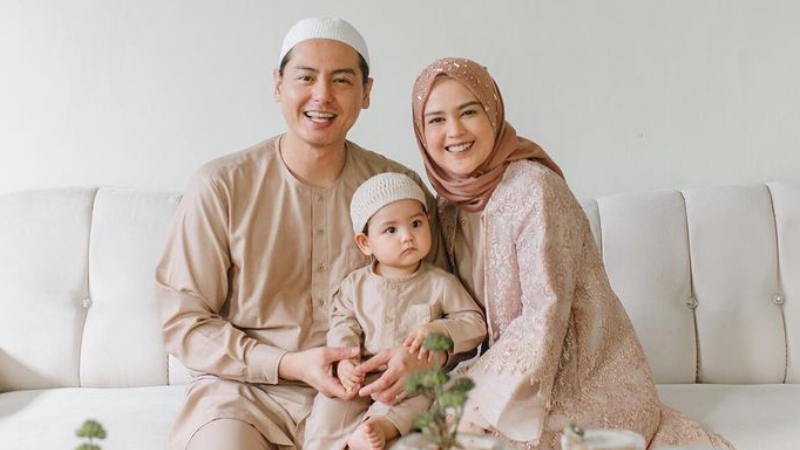 Roger nyekar ke makam orang tua
